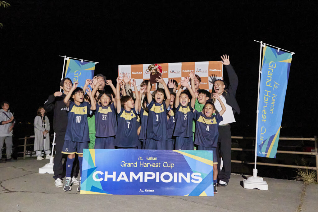 トロフィーを手にしたFC TRIIANELLO Machida―仲間とつかんだ輝かしい瞬間